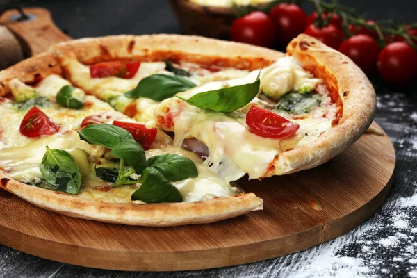 Vegetarische italienische Pizza mit Tomaten, Mozzarella und Käse — Stockfoto