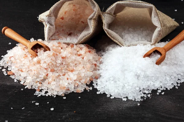 Deniz tuzu ve himalaya çuvaliçinde. Koyu sırt üzerinde tuz kristalleri