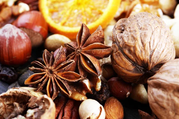 Kurutulmuş meyve ve çeşitli sağlıklı fındık ile kompozisyon rusti