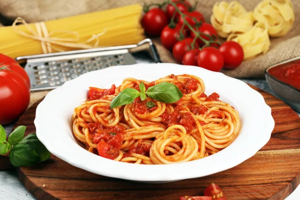 Teller mit leckeren Spaghetti Bolognaise oder Bolognese mit Bohnenkraut — Stockfoto