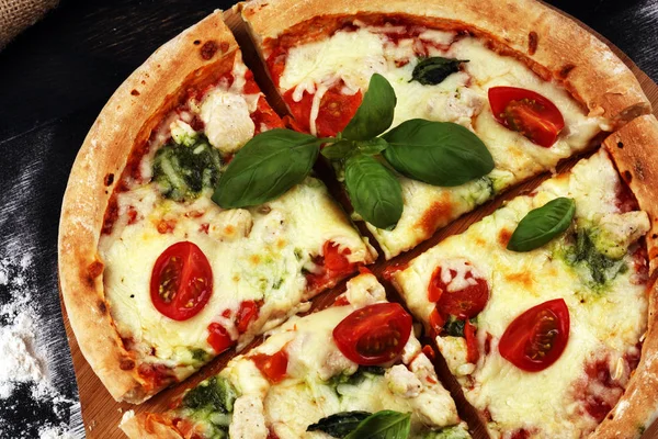 domates, mozzarella peyniri ve b ile vejetaryen İtalyan Pizza