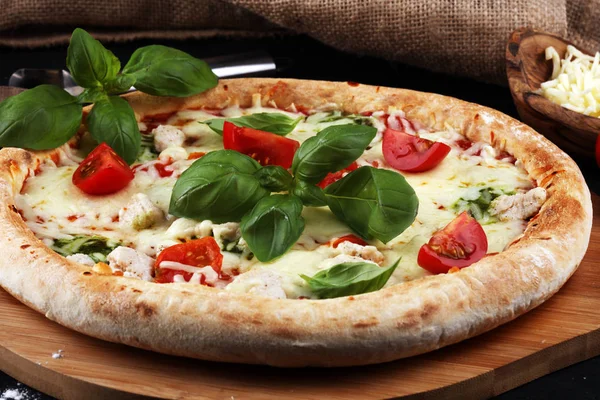 domates, mozzarella peyniri ve b ile vejetaryen İtalyan Pizza