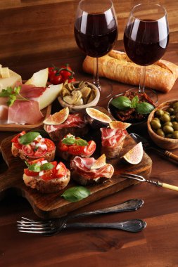 İtalyan antipasti şarap aperatifler küme. Peynir çeşitli, Mediterranean