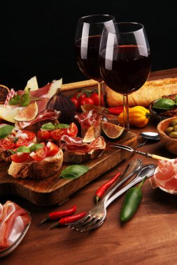 İtalyan antipasti şarap aperatifler küme. Peynir çeşitli, Mediterranean