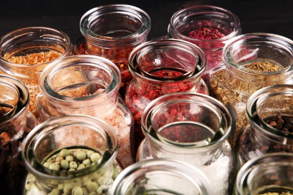Masada cam baharat çeşitleri. Yemek ve mutfak ürünleri — Stok fotoğraf