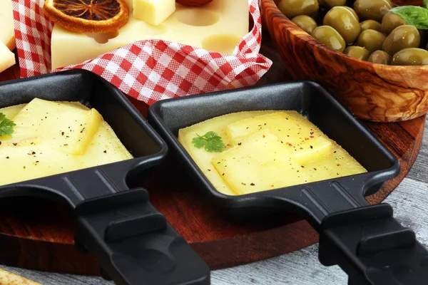 Lezzetli geleneksel İsviçre raclette peynir doğranmış kaynatın üzerinde erimiş — Stok fotoğraf