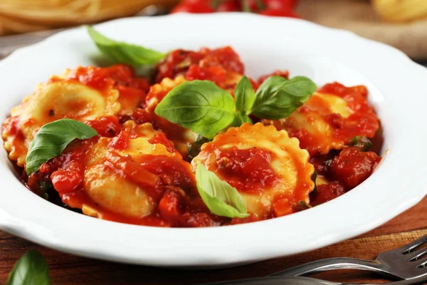 Ravioli s rajčatovou omáčkou zdobené parmazánem a bas — Stock fotografie