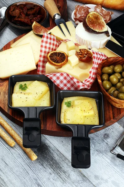 Delicioso queso tradicional suizo derretido raclette en cubitos hervir — Foto de Stock