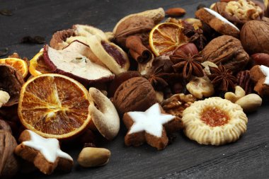 Dekorasyon Noel kurabiyeleri ile. Tipik tarçınlı yıldız f ile