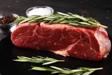 Biftek çiğ. Barbekü Kaburga Göz Biftek veya koyu rustik t üzerinde kıç biftek