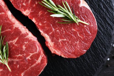 Biftek çiğ. Barbekü Kaburga Göz Biftek veya koyu rustik t üzerinde kıç biftek