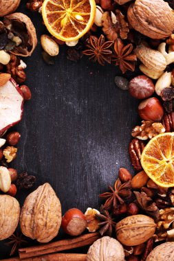 Kurutulmuş meyve ve çeşitli sağlıklı fındık ile kompozisyon rusti