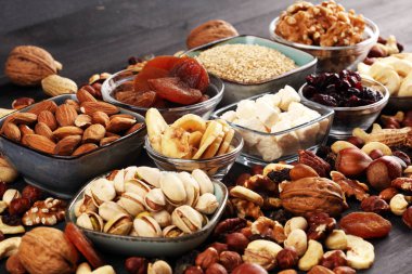 Kurutulmuş meyve ve çeşitli sağlıklı fındık ile kompozisyon rusti