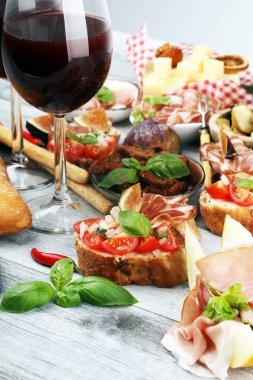İtalyan antipasti şarap aperatifler küme. Peynir çeşitli, Mediterranean