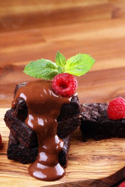 Çikolatalı browni kek tatlı Ahududu ve baharat üzerine bir ru