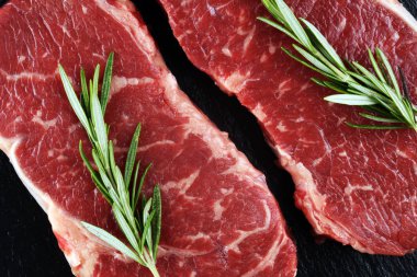 Biftek çiğ. Barbekü Kaburga Göz Biftek veya koyu rustik t üzerinde kıç biftek