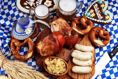 Geleneksel Alman yemekleri, jambon Schweinshaxe kavrulmuş. Bira,