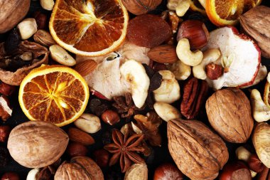 Kurutulmuş meyve ve çeşitli sağlıklı fındık ile kompozisyon rusti