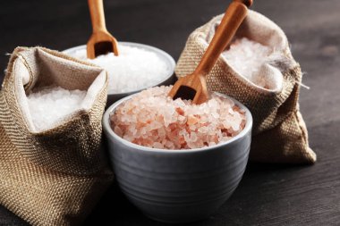 Deniz tuzu ve himalaya çuvaliçinde. Koyu sırt üzerinde tuz kristalleri