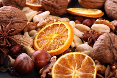 Kurutulmuş meyve ve çeşitli sağlıklı fındık ile kompozisyon rusti