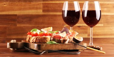 Lezzetli tuzlu domates İtalyan meze, ya da dilimler üzerinde bruschetta 