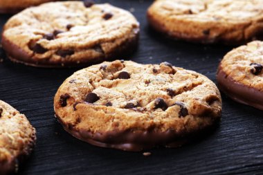 Tahta masanın üzerine çikolatalı kurabiyeler. Çikolatalı kurabiye o vurdu