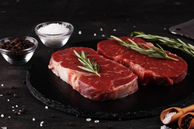 Biftek çiğ. Barbekü Kaburga Göz Biftek veya koyu rustik t üzerinde kıç biftek