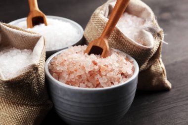 Deniz tuzu ve himalaya çuvaliçinde. Koyu sırt üzerinde tuz kristalleri