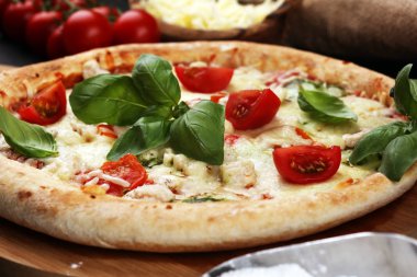 domates, mozzarella peyniri ve b ile vejetaryen İtalyan Pizza