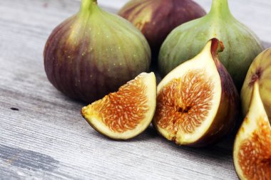 Taze incir. Yemek Fotoğrafı. rustik backgrou bütün ve dilimlenmiş incir