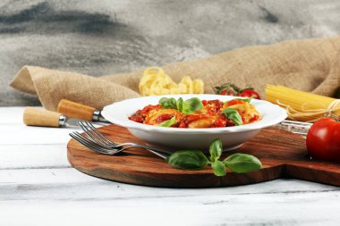 Mantı domates soslu parmesan peyniri ve bas ile süslenmiş