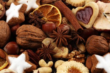 Dekorasyon Noel kurabiyeleri ile. Tipik tarçınlı yıldız f ile