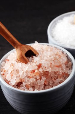 Deniz tuzu ve himalaya kasede. Koyu backgro üzerinde tuz kristalleri