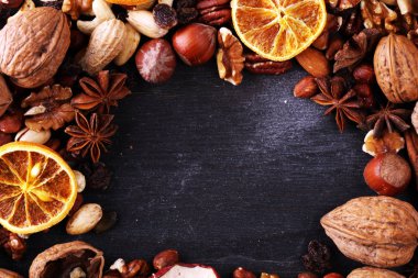 Kurutulmuş meyve ve çeşitli sağlıklı fındık ile kompozisyon rusti