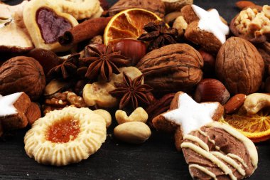 Dekorasyon Noel kurabiyeleri ile. Tipik tarçınlı yıldız f ile