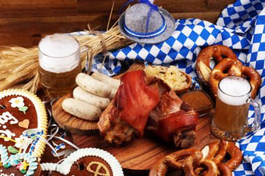 Geleneksel Alman yemekleri, jambon Schweinshaxe kavrulmuş. Bira,