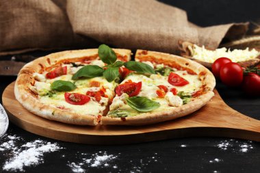 domates, mozzarella peyniri ve b ile vejetaryen İtalyan Pizza