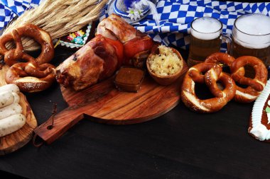 Geleneksel Alman yemekleri, jambon Schweinshaxe kavrulmuş. Bira,