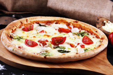 domates, mozzarella peyniri ve b ile vejetaryen İtalyan Pizza