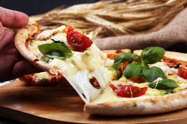 domates, mozzarella peyniri ve b ile vejetaryen İtalyan Pizza