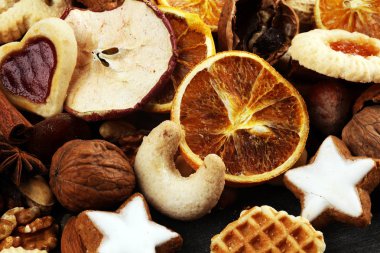 Dekorasyon Noel kurabiyeleri ile. Tipik tarçınlı yıldız f ile