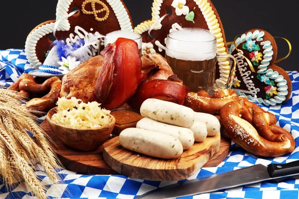 Cozinha tradicional alemã, Schweinshaxe presunto assado. Cerveja , — Fotografia de Stock