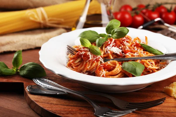 Teller mit leckeren Spaghetti Bolognaise oder Bolognese mit Bohnenkraut — Stockfoto