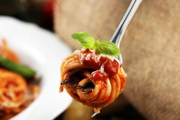 Plate of delicious spaghetti Bolognaise or Bolognese with savory — Stock Photo, Image