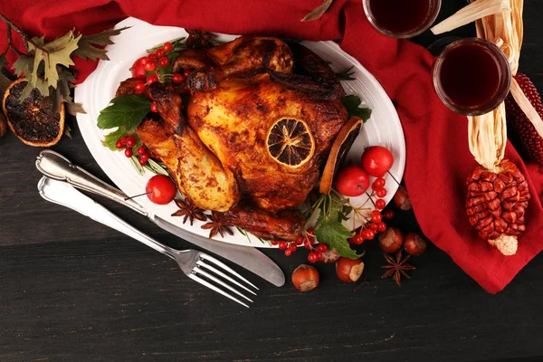 Pavo al horno o pollo. La mesa de Navidad se sirve con un tu — Foto de Stock