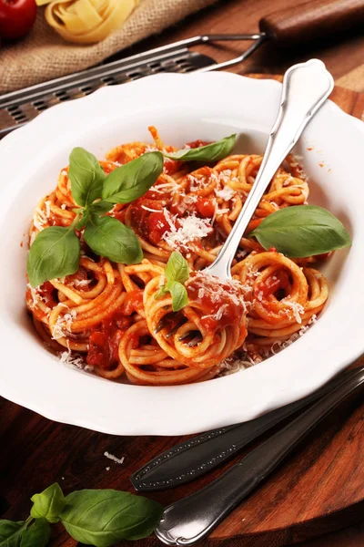 Teller mit leckeren Spaghetti Bolognaise oder Bolognese mit Bohnenkraut — Stockfoto