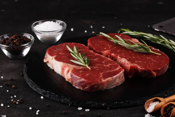 Biftek çiğ. Barbekü Kaburga Göz Biftek veya koyu rustik t üzerinde kıç biftek — Stok fotoğraf