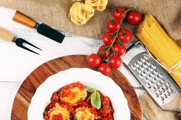 Ravioli con salsa de tomate adornado con queso parmesano y bas — Foto de Stock