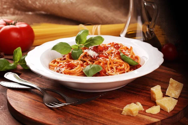 Placa de deliciosos espaguetis Boloñesa o Boloñesa con salado — Foto de Stock
