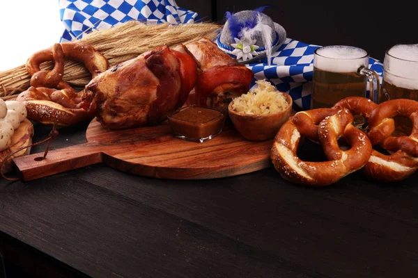 Geleneksel Alman yemekleri, jambon Schweinshaxe kavrulmuş. Bira, — Stok fotoğraf